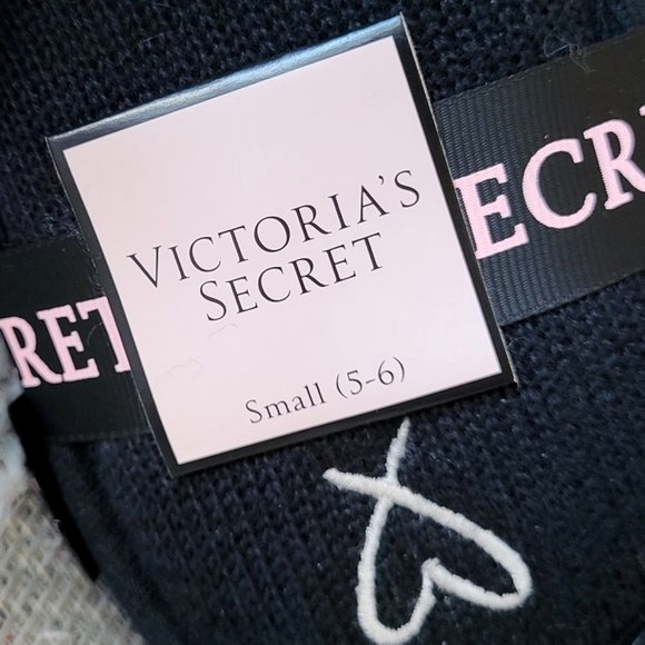 *NEW* VICTORIA'S SECRET Black Pom Pom Slip On Slippers Size Small (5-6) - Picture 5 of 5